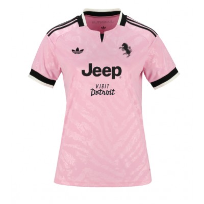 Køb Juventus Udebanetrøje til kvinder 2026-27 lyserød dame på nettet Køb Juventus Udebanetrøje til kvinder 2026-27 lyserød dame